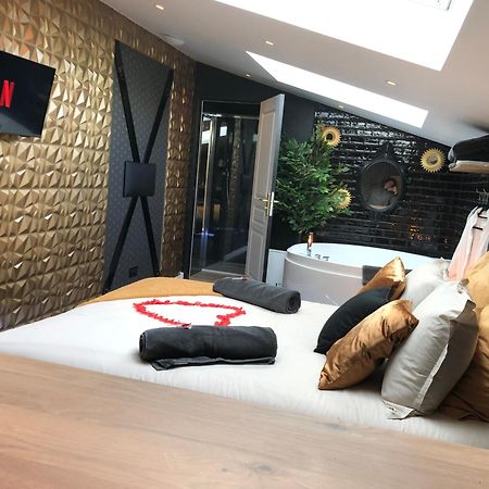 Playroom Et Nuit Insolite Aubie-et-Espessas Exterior photo