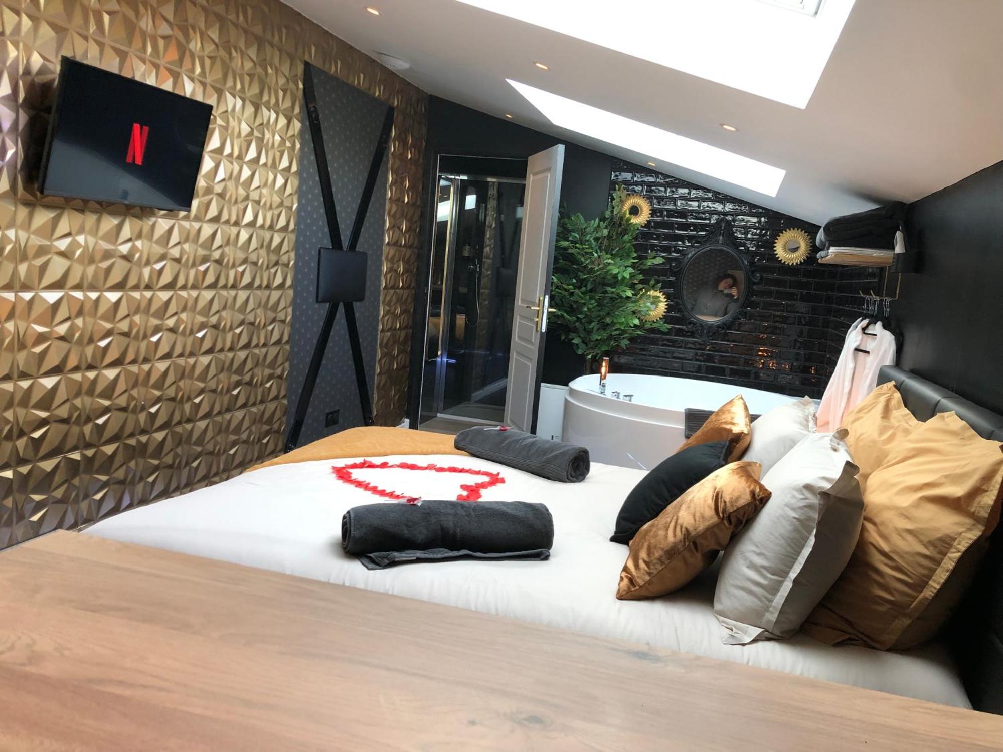 Playroom Et Nuit Insolite Aubie-et-Espessas Exterior photo